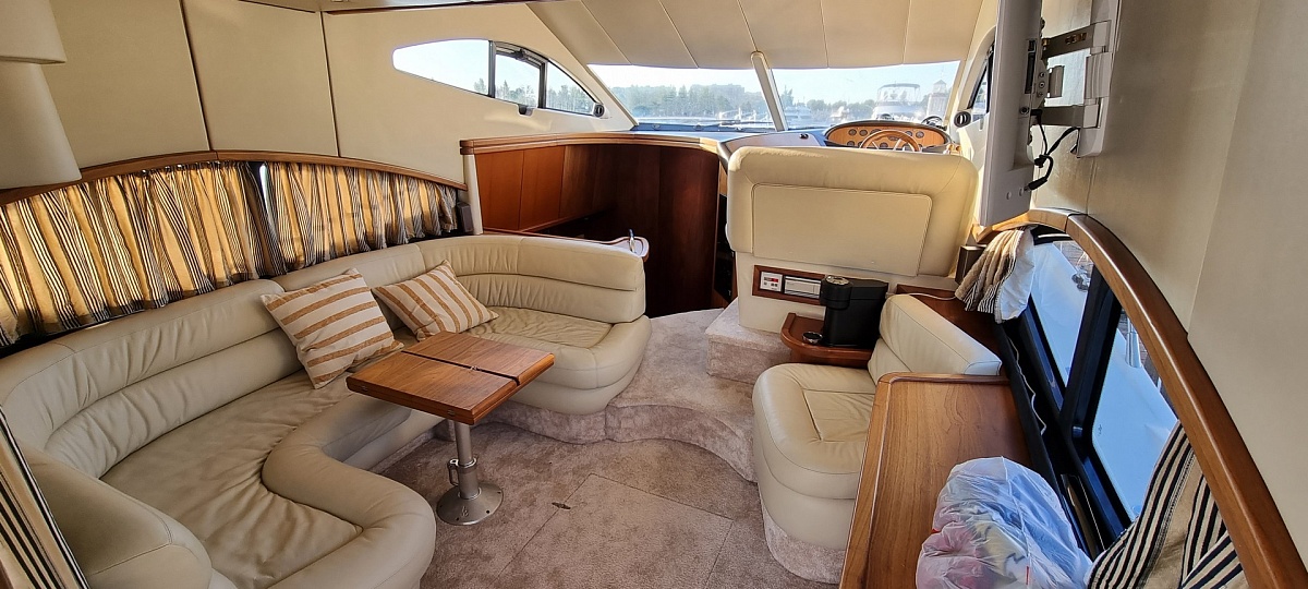 Аренда моторной яхты Sunseeker 44 в Москве - салон